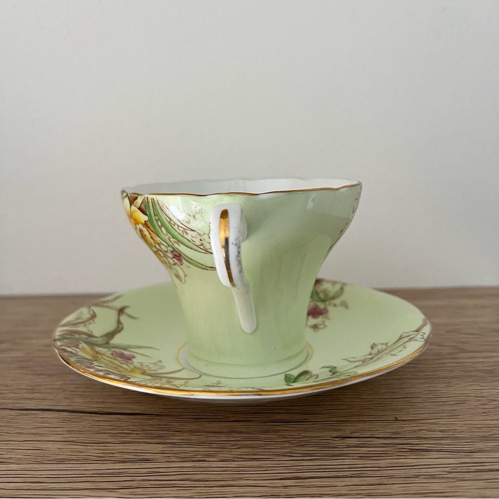 Rare Vintage Aynsley bone china teacup and saucer with Green Daffodils pattern - Picture 2 of 7